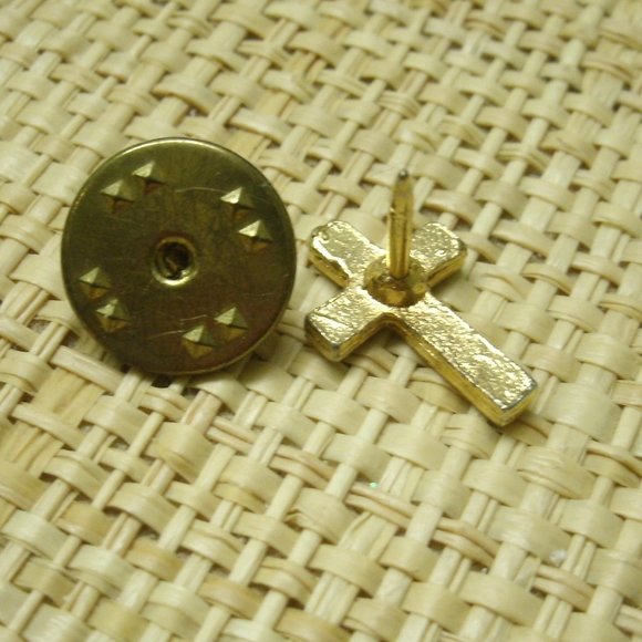 Vintage Gold Metal Cross Tie Tack or Lapel Pin - Picture 6 of 10